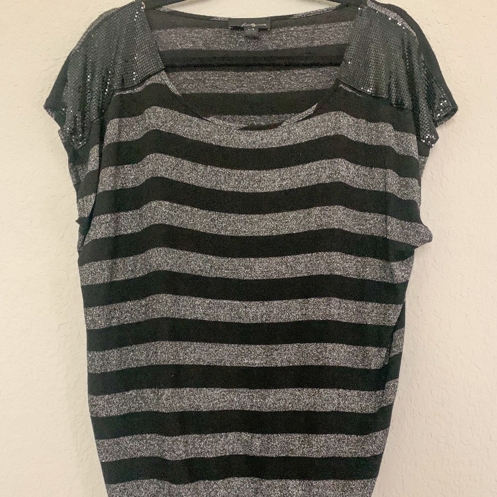Black & Silver cap sleeve top 🖤